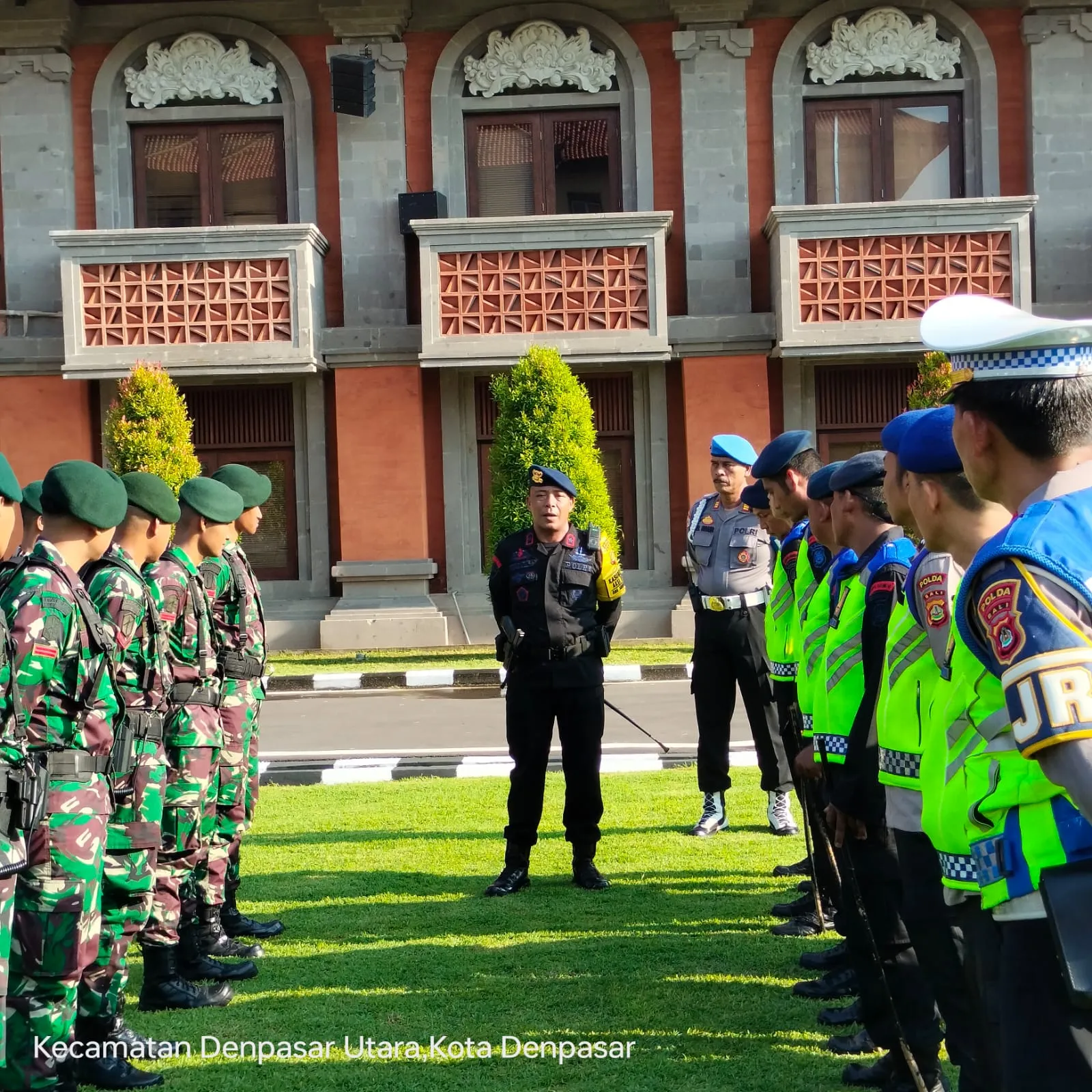 Patroli Gabungan TNI-POLRI Jaga Situasi Kamtibmas Hari Pungut Suara Pemilu 2024