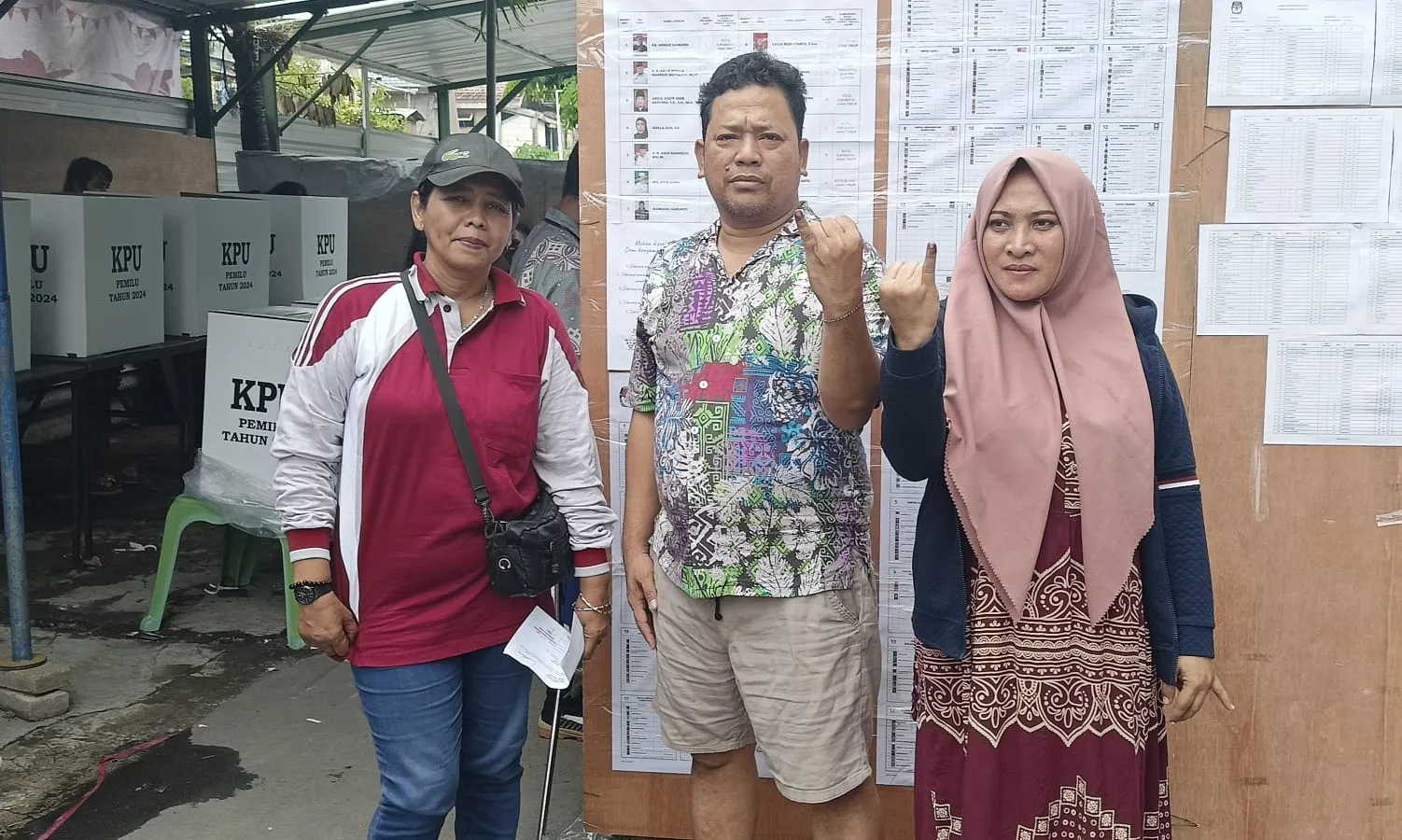 Umar Berserta Keluarga Datang dan Berikan Hak Pilihanya di TPS 044
