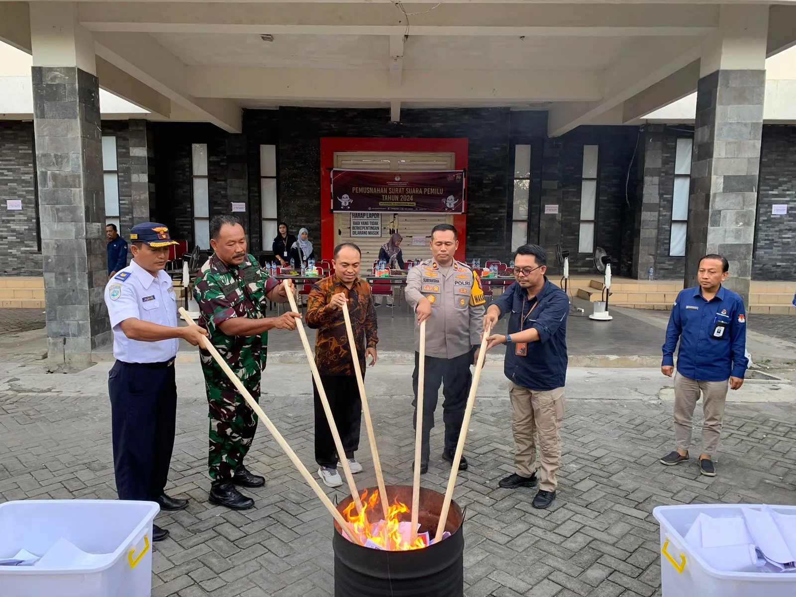Polres Nganjuk Hadir Dalam Pemusnahan Surat Suara Rusak di Kantor Logistik KPU Nganjuk