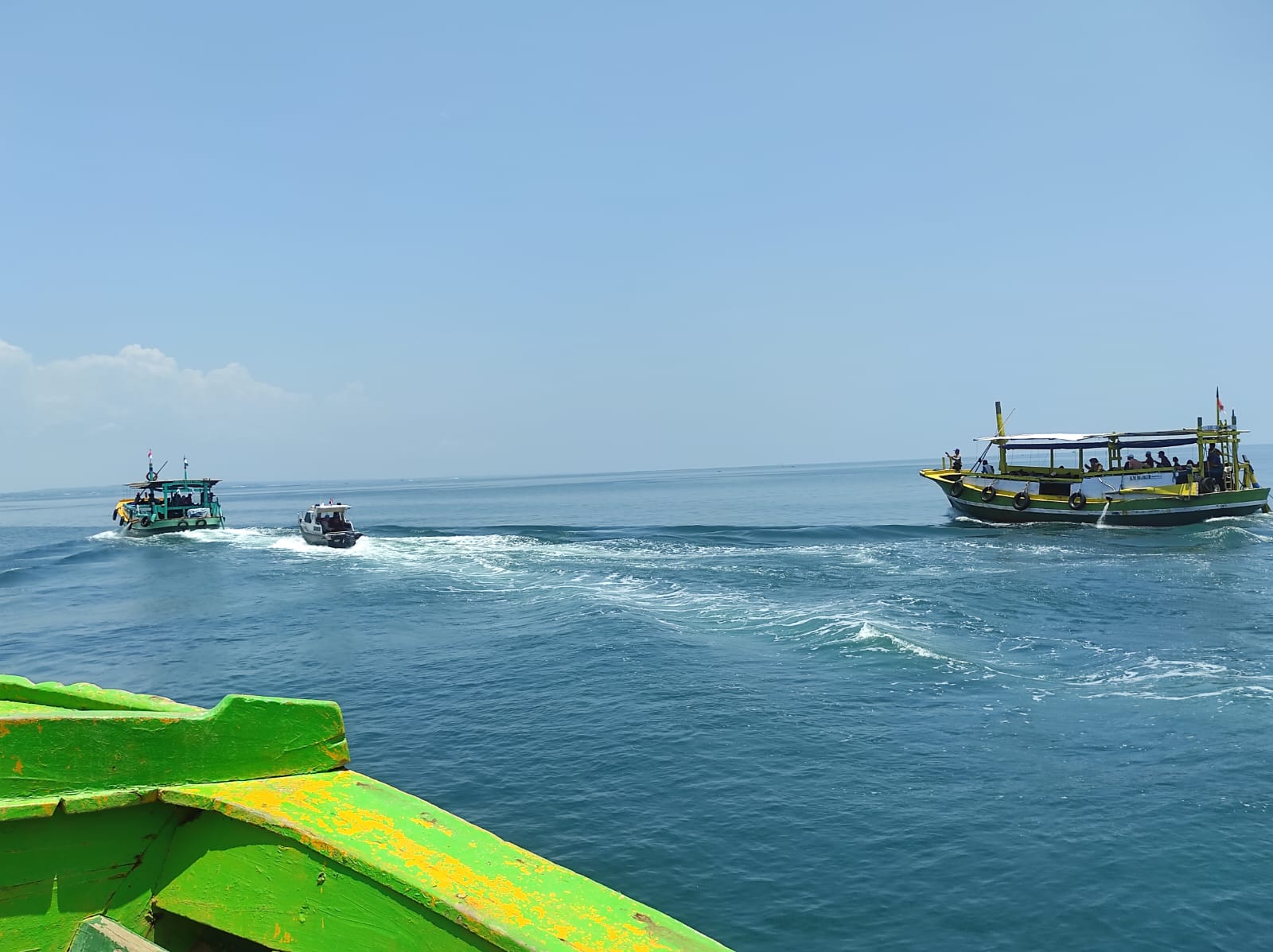 Polres Sampang Kerahkan Kapal Polisi Kawal Logistik Pemilu 2024 Seberangi Perairan Sampang