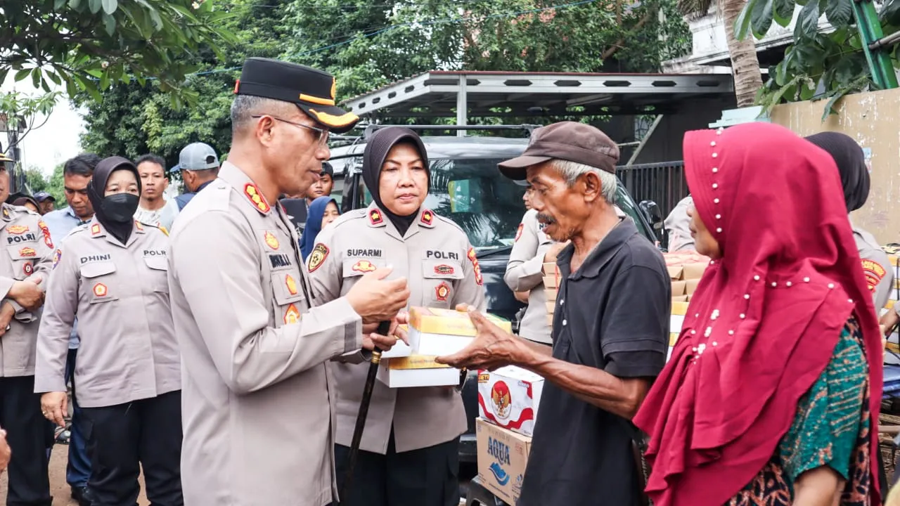 Jumat Peduli dan Cooling System Pasca Pemilu, Polisi di Jakarta Timur Bagikan Makanan ke Warga Slum Area