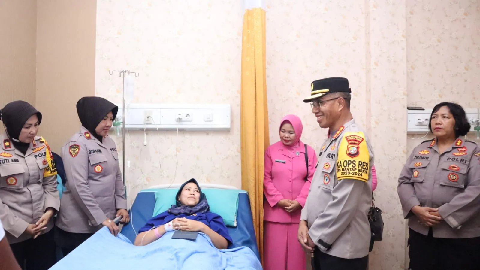 Kapolres Metro Jakarta Timur kunjungi Anggota dan Bhayangkari Yang Sakit