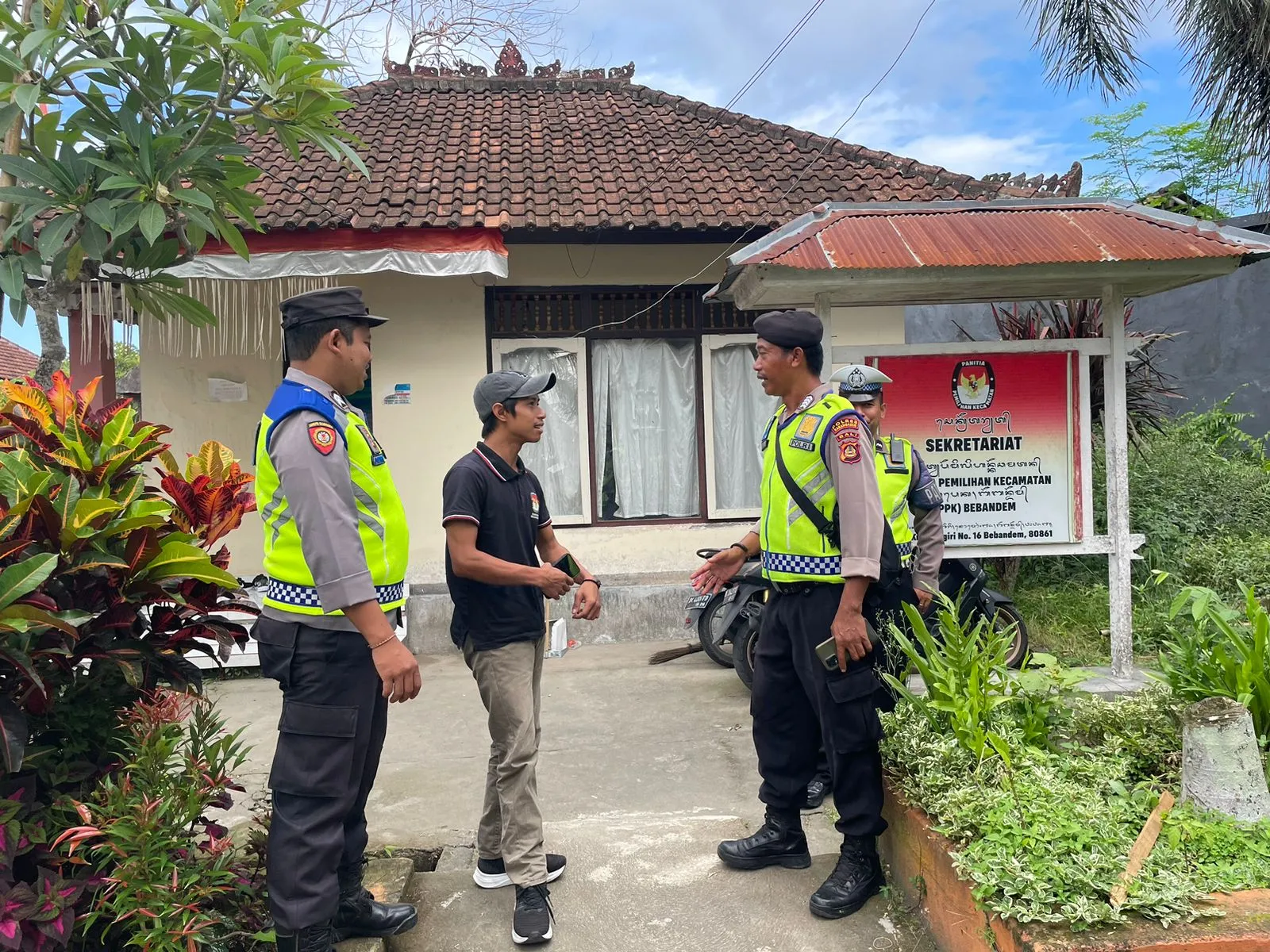 Personil OMB Polres Karangasem Lakukan Pengamanan di Kantor DPRD