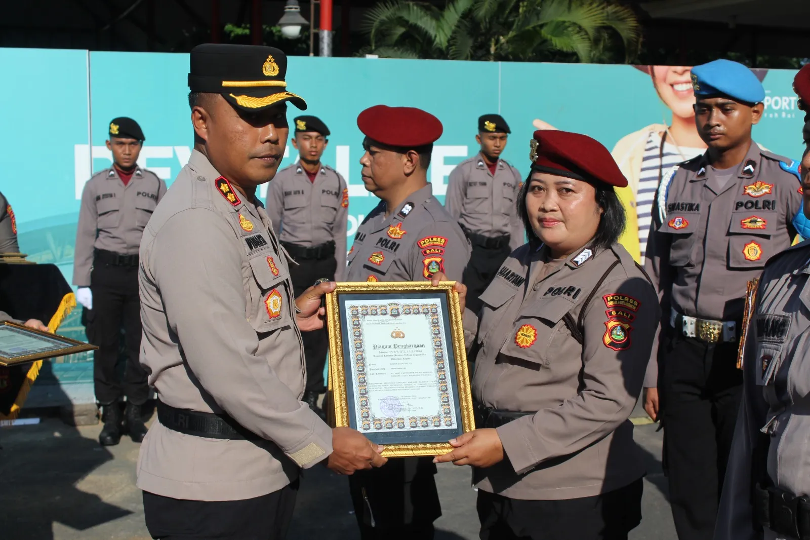 Dinilai Berprestasi Enam Personil Polres Bandara Dapat Penghargaan