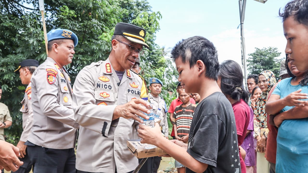 Cooling System, Polres Metro Jaktim Bagi Makanan Gratis ke Warga Slum Area