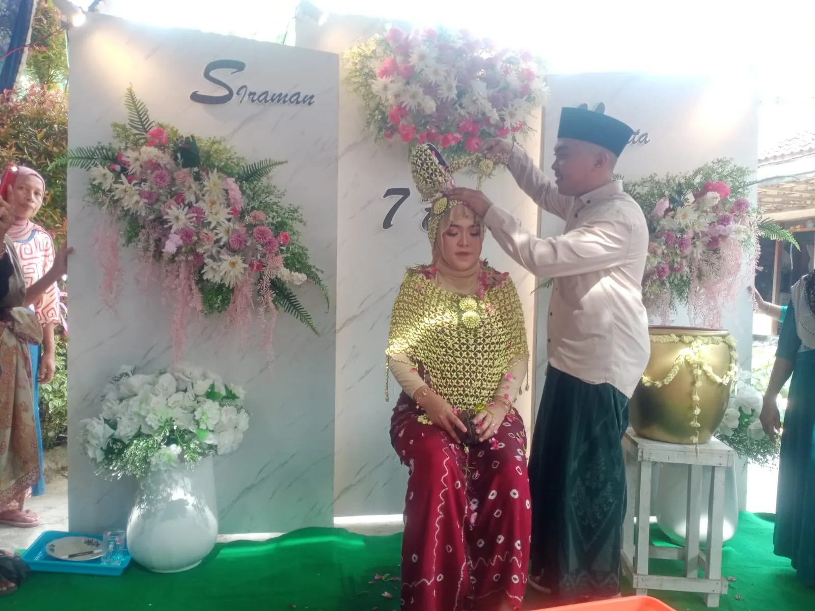 Acara Siraman 7 Bulanan Istri Fery Apriyanto, Novita Sari Berjalan Khidmat