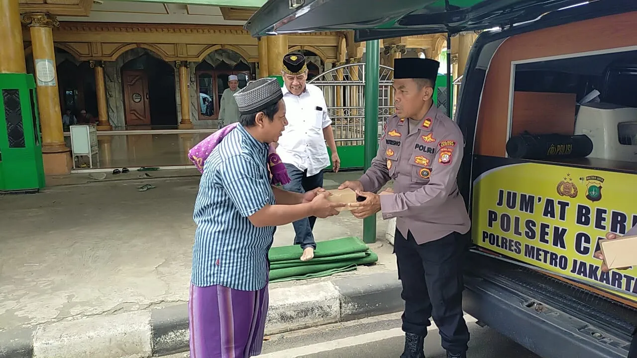 Jumat Peduli dan Berbagi Jumat Berkah Polsek Cakung Bagikan Snack dan Air Mineral Kepada Jemaah Sholat Jumat