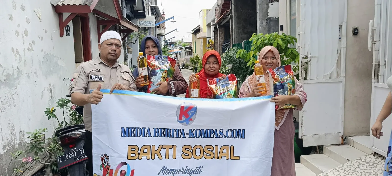 Momentum Bulan Syaban dan Perayaan Hari Pers Nasional Redaksi Beritakompas.com Bagikan Sembako di Warga Sekitar