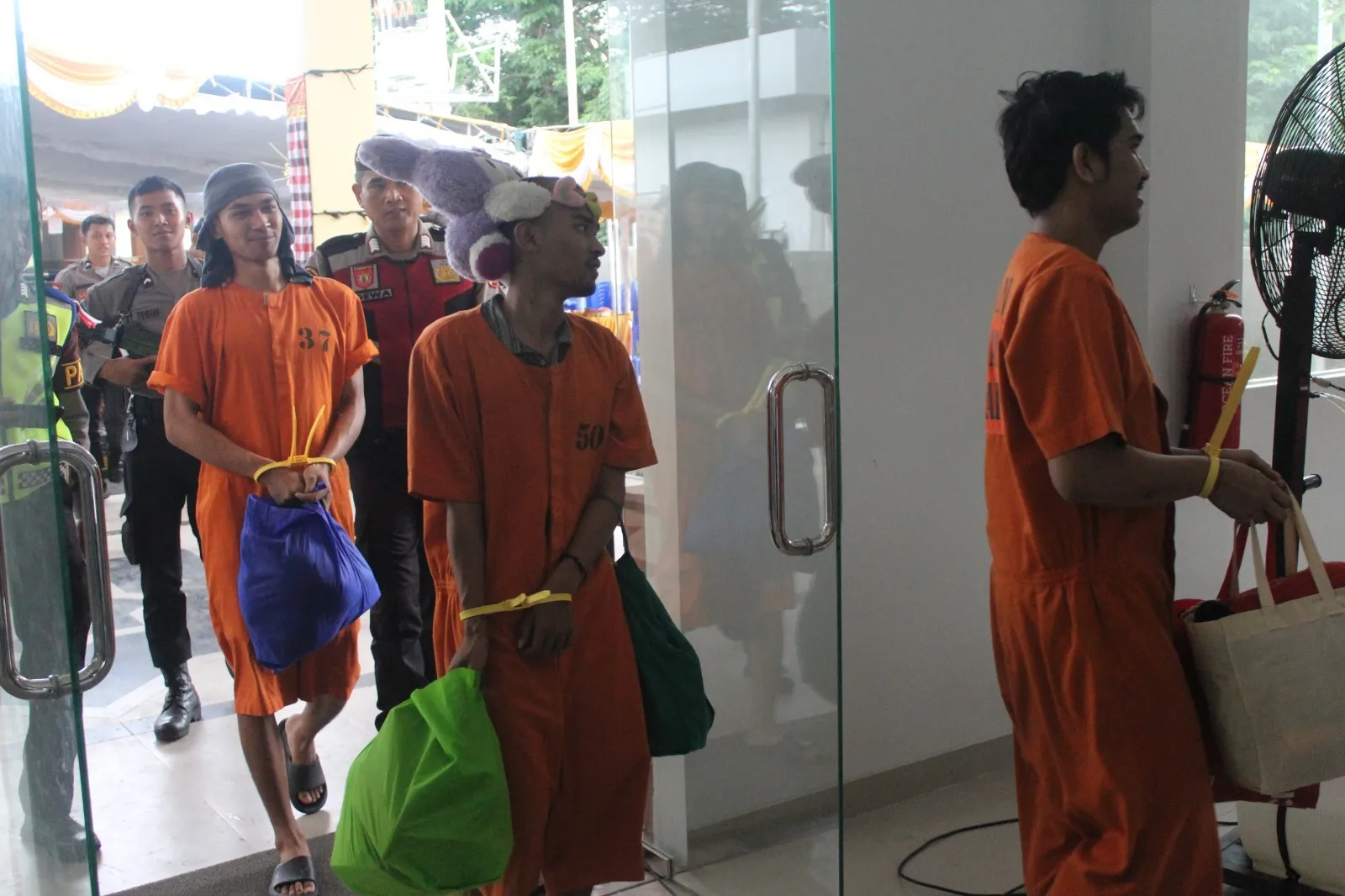 Pemindahan Tahanan ke Kantor Baru Polres Bandara Ngurah Rai di Jaga Ketat