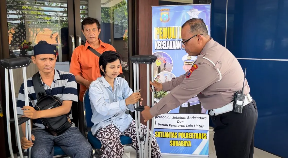 Satlantas Polrestabes Surabaya Berikan Sembako dan Bantuan Tongkat Kruck Pada Korban Laka Lantas