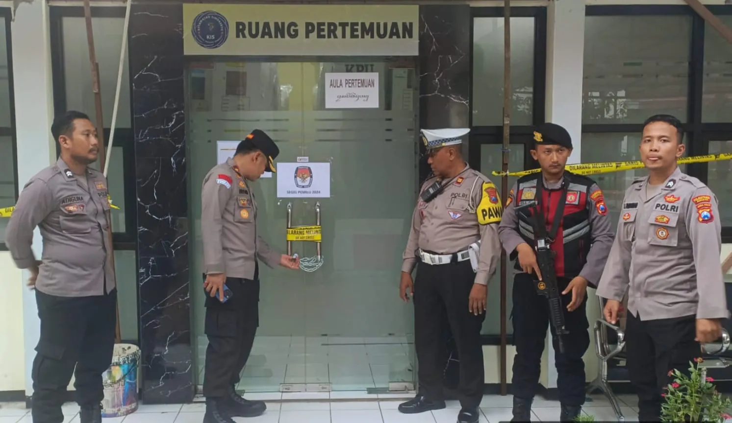 Rekapitulasi Suara PPK Simokerto Selesai Polisi Amankan Gudang Kotak Suara