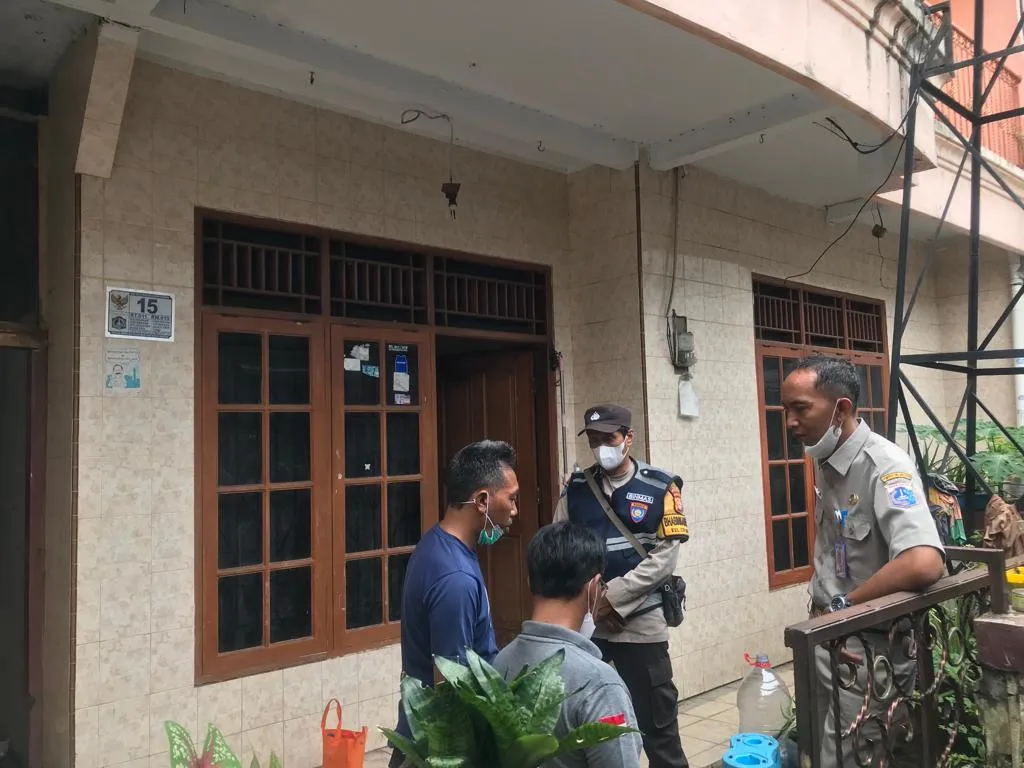 Sampah Menumpuk di Pekarangan Rumah, Polisi dan Aparat Terkait Gotong Royong Bersihkan Sampah