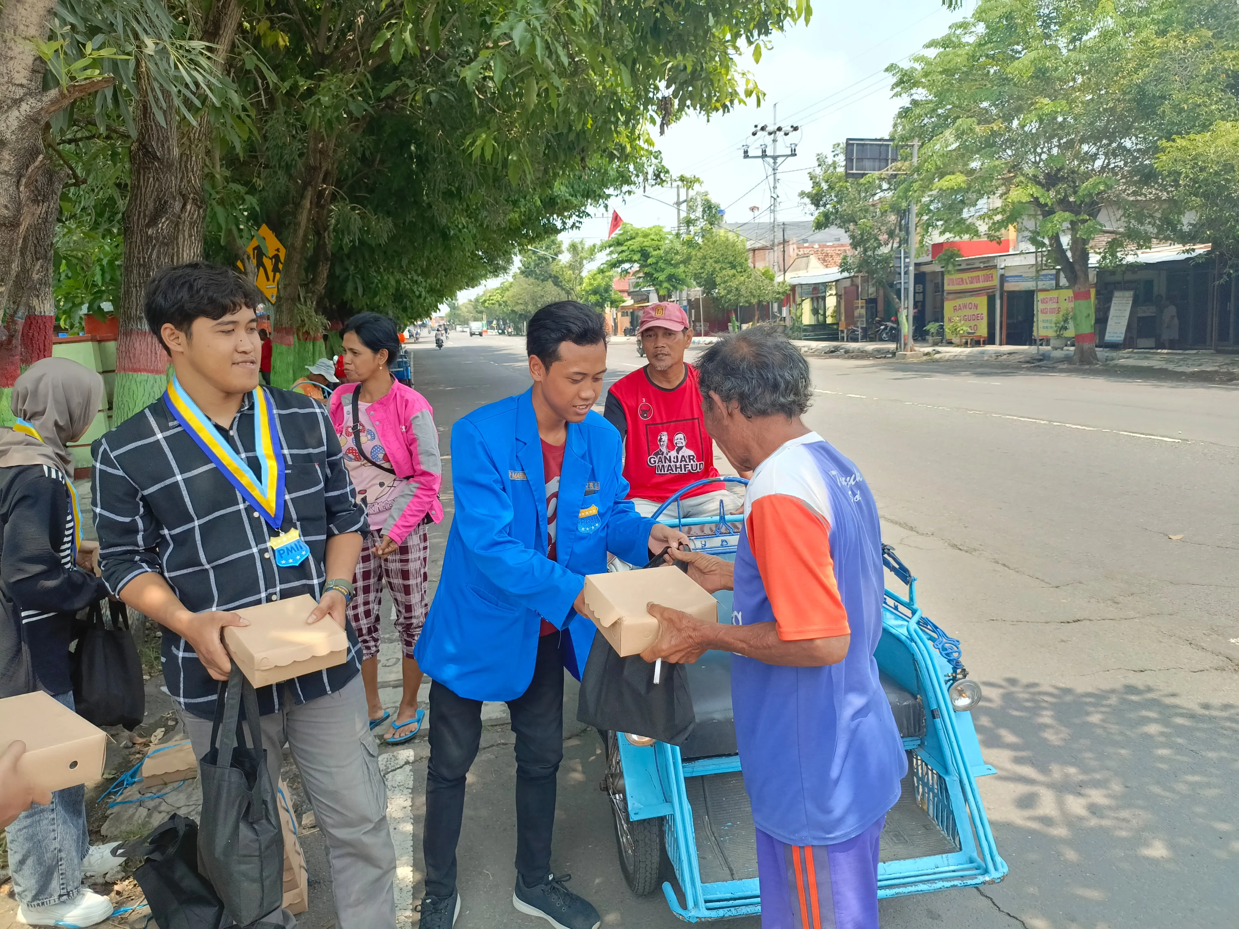 Aksi Mahasiswa Nganjuk Bagikan Sembako dan Makanan Siap Saji Dalam Upaya 'Cooling Down' Untuk Menjaga Kestabilan Kamtibmas
