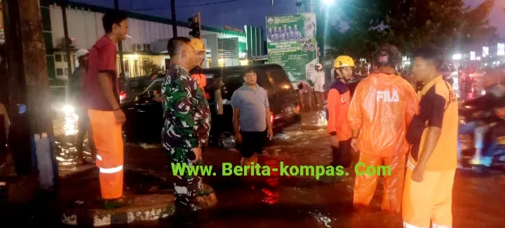 Danramil 0822/01 Bondowoso, Kapten Inf Basuki Rahmat Bantu Evakuasi Warga Atasi Kemacetan Akibat Banjir di Kampung Arab