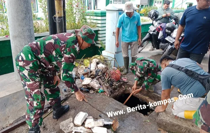 Pasca Banjir, Danramil 0822/01 Bondowoso Bersama Warga Bersihkan Gorong - gorong di Kampung Arab