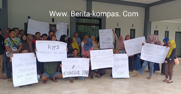 Merasa Kerja Keras Tak Dihargai, Puluhan KPPS Demo Tolak Hak Angket
