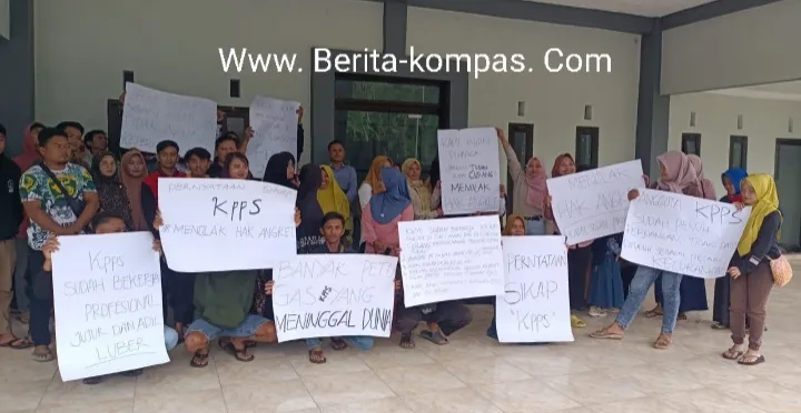 Merasa Kerja Keras Tak Dihargai, Puluhan KPPS Demo Tolak Hak Angket