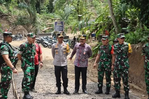 Kapolres Karangasem Dampingi Ketua Tim Wasep TMMD ke-119 Tinjau Lokasi TMMD