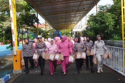 Berbagi Kebaikan di Bulan Ramadhan, Polres Bangkalan dan Bhayangkari Bagikan Takjil Kepada Pengguna Jalan