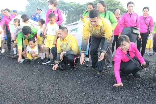 Kapolres Klungkung Bersama Ketua Bhayangkari Cabang Klungkung dan Anak Anak TK di Pantai Watuklotok