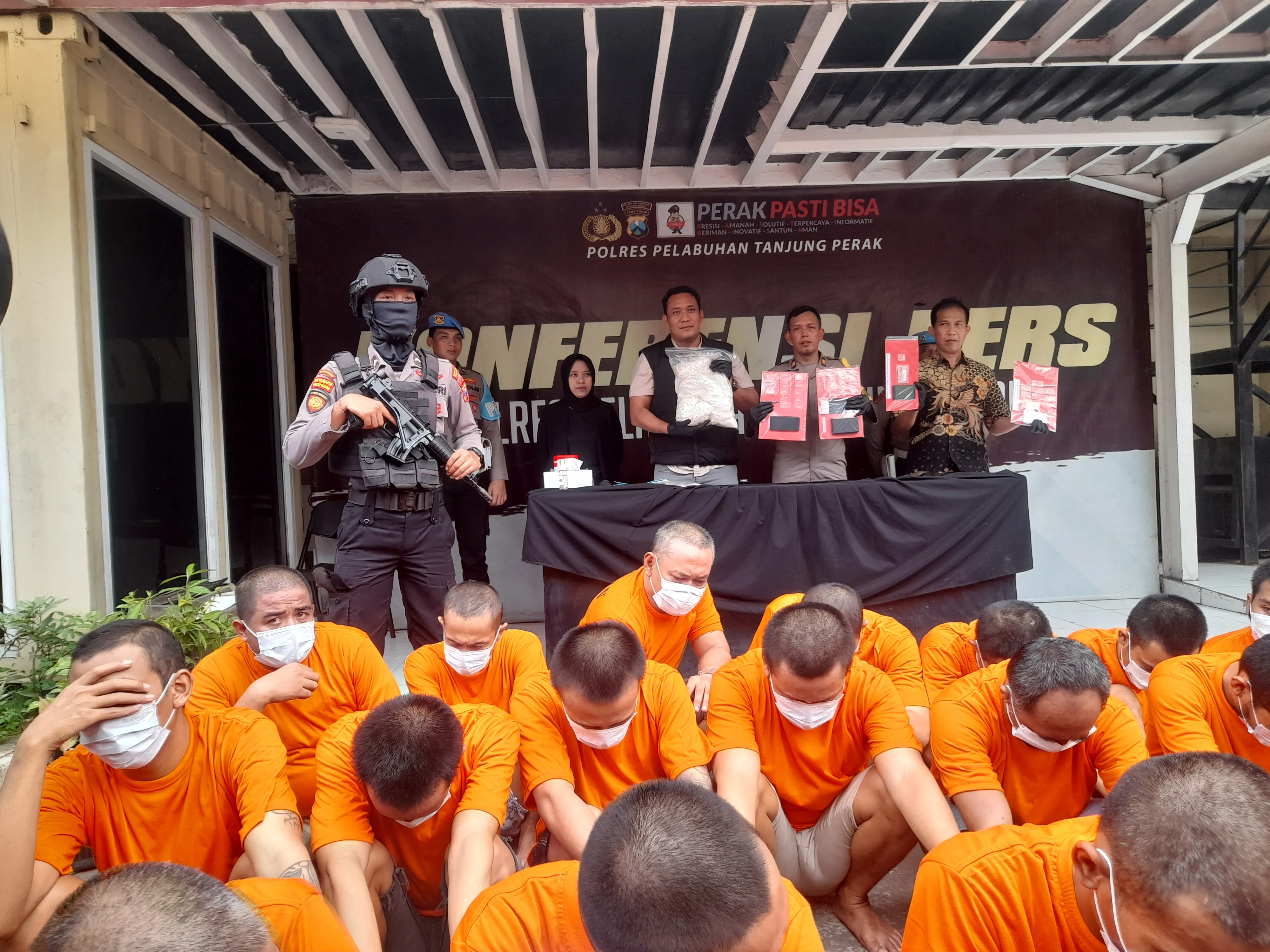 Satresnarkoba Polres Pelabuhan Tanjung Perak Berhasil Ungkap 17 Kasus dan Amankan 21 Tersangka