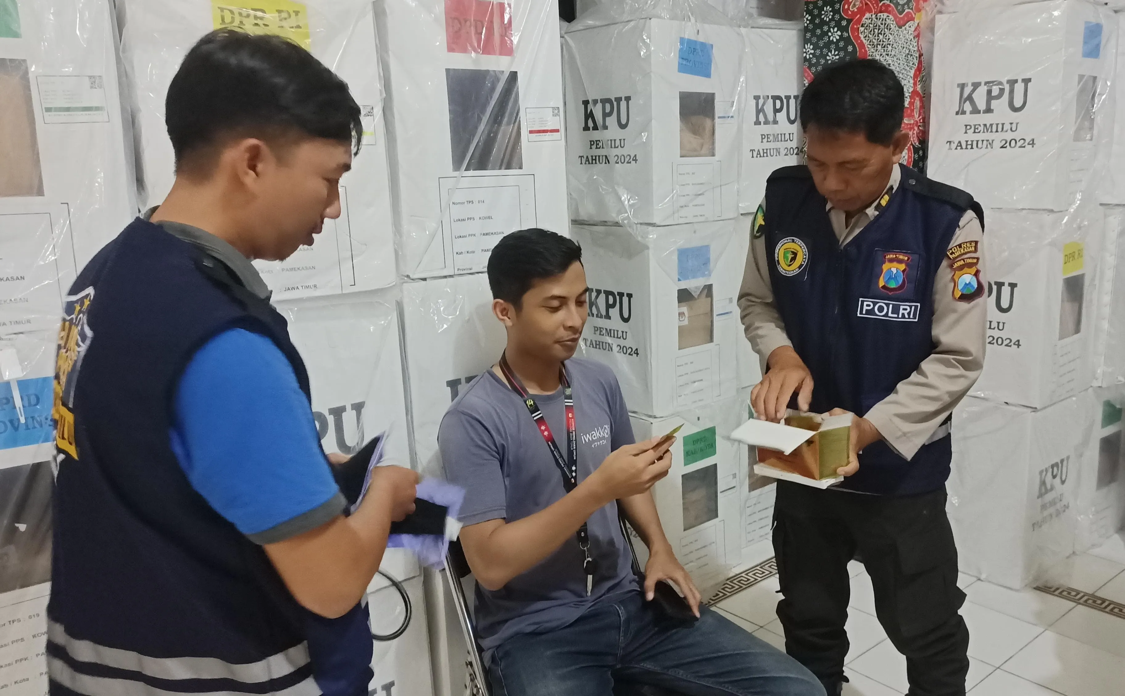 Polres Pamekasan Beri Layanan Kesehatan Gratis Bagi Petugas KPPS