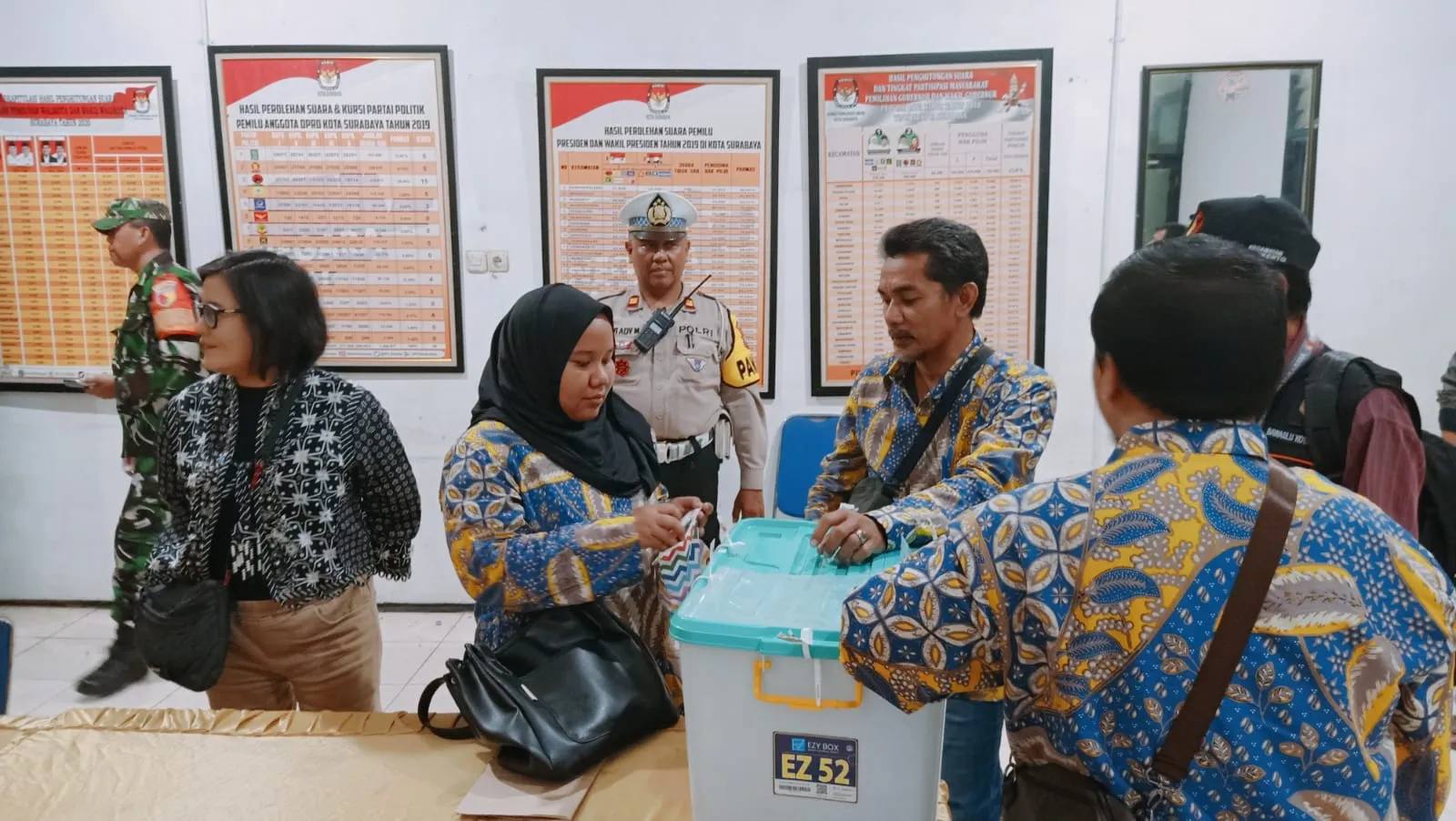 TNI Polri Kawal Ketat Pengiriman Hasil Rekapitulasi Suara Pemilu 2024 Kecamatan Simokerto ke KPU Kota Surabaya