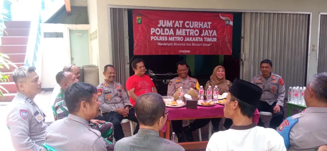 Jumat Curhat Dengan Warga Kayu Putih, Polisi Himbau Warga Hidup Rukun dan Awasi Anak Dari Tawuran