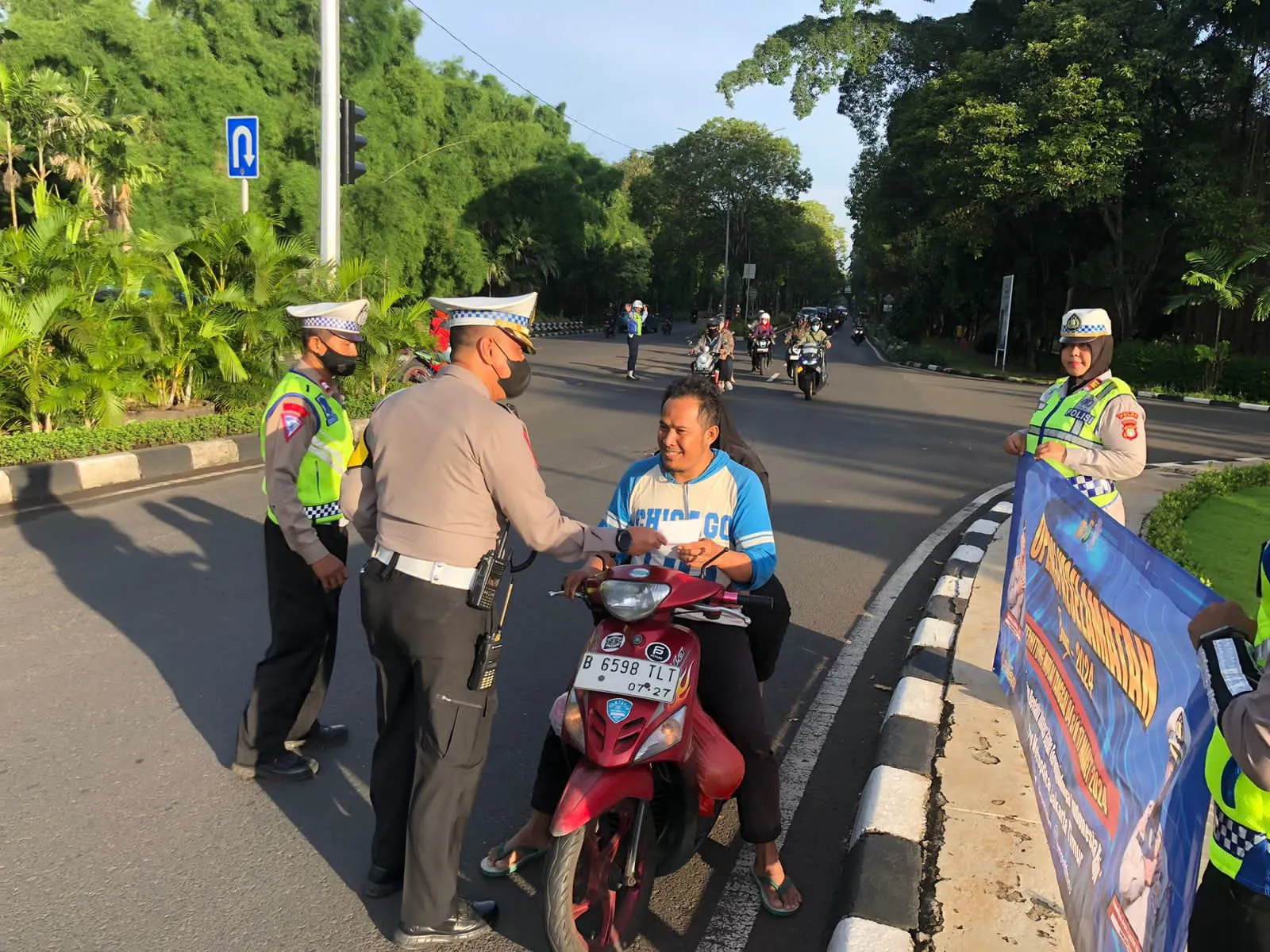 Kasat Lantas Penyuluhan dan Pembagian Brosur Ops Keselamatan Jaya 2024 Kepada Pengendara Bermotor