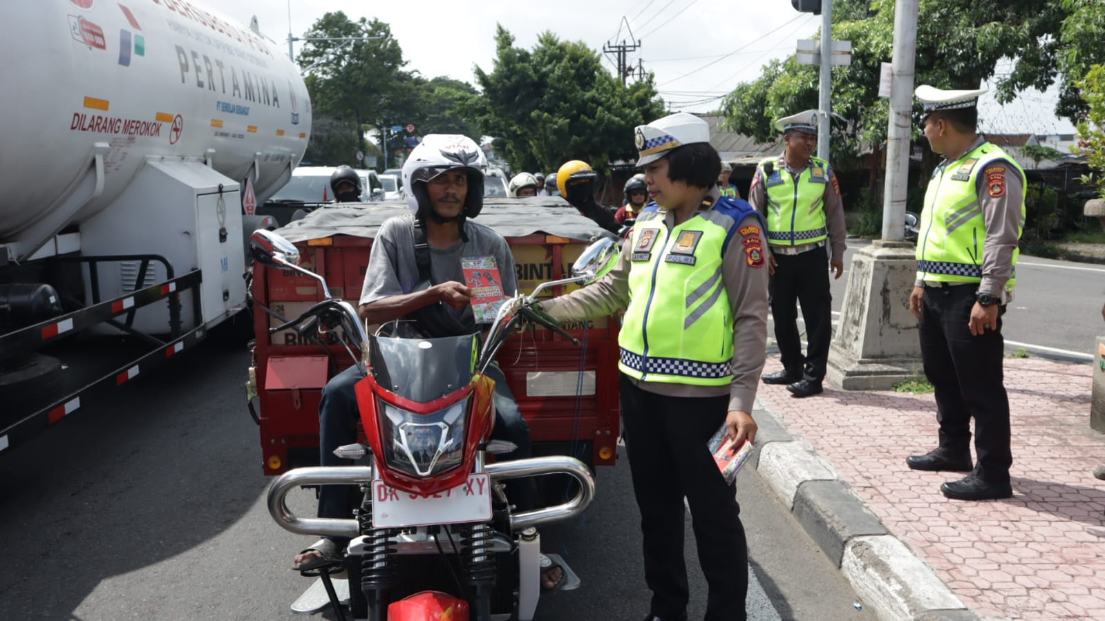 Hari Pertama Ops keselamatan Agung 2024 Polresta Denpasar Beri Imbauan Kepada Pengendara di TL Uma Anyar