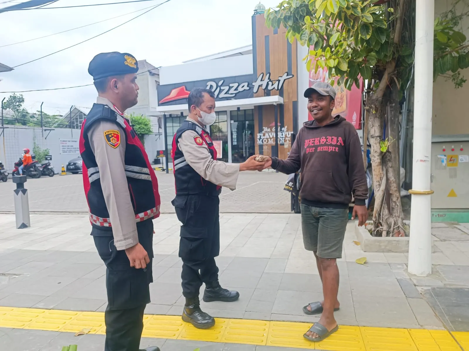 Berbagi Sesama Pada Jumat Peduli, Polisi Bagikan Nasi Bungkus Kepada Juru Parkir
