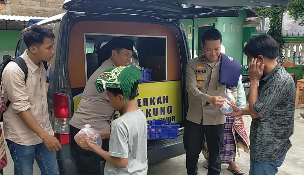 Polsek Cakung Bagikan Makanan dan Minuman Gratis Dalam Jumat Peduli Kepada Jemaah Masjid