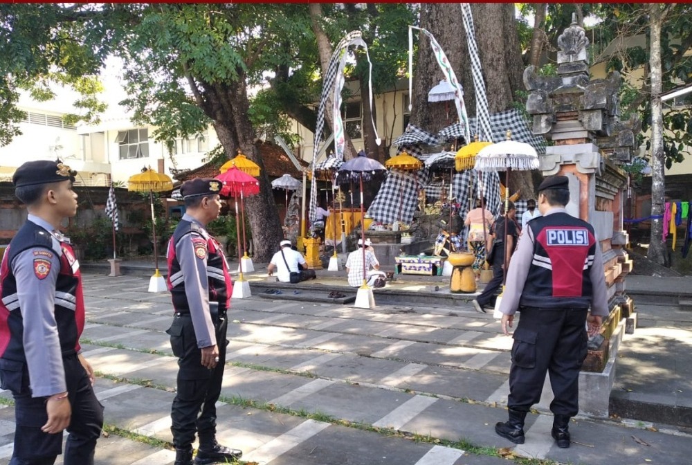 Polres Bandara Ngurah Rai Pengamanan Persembahyangan di Hari Raya Kuningan