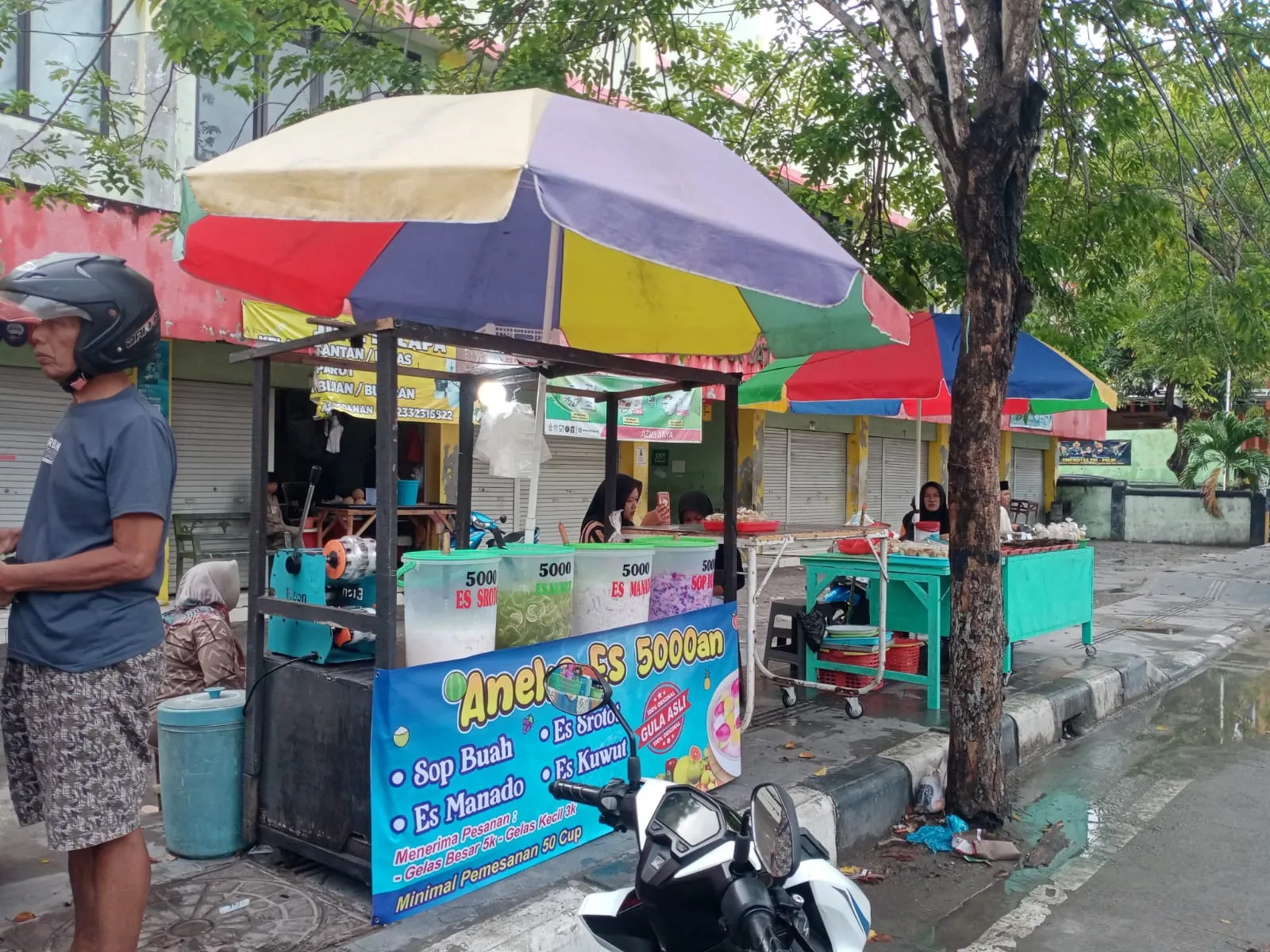 Pedagang Kaki Lima Depan Pasar Rongtengah Mudahkan Masyarakat Mencari Takjil Berbuka Puasa