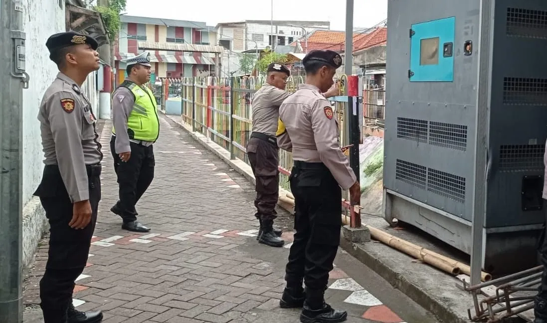 Agar Banjir di Mojokerto Tidak Melanda Surabaya Polsek Simokerto Lakukan Deteksi Dini Saat Cuaca Hujan