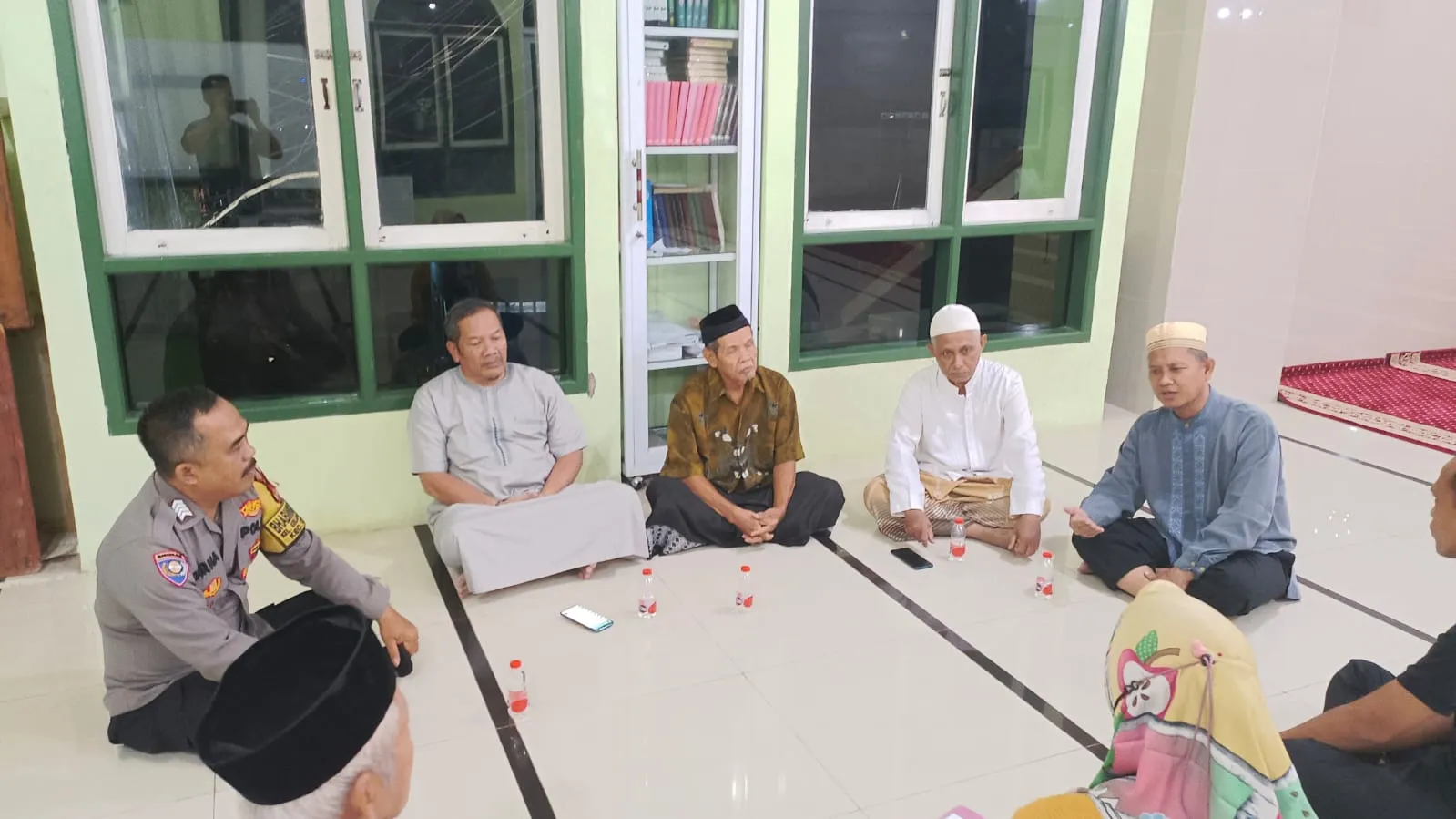 Bhabinkamtibmas Cooling System Dengan Sholat Taraweh Berjamaah Dampaikan Pesan Kamtibmas