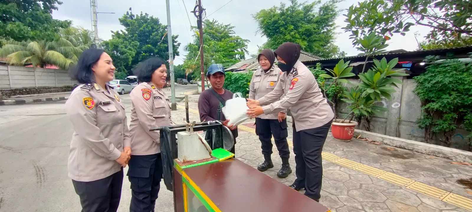 Peduli ke Warga Kurang Mampu, Polwan Polres Metro Jakarta Timur Berbagi Beras Gratis
