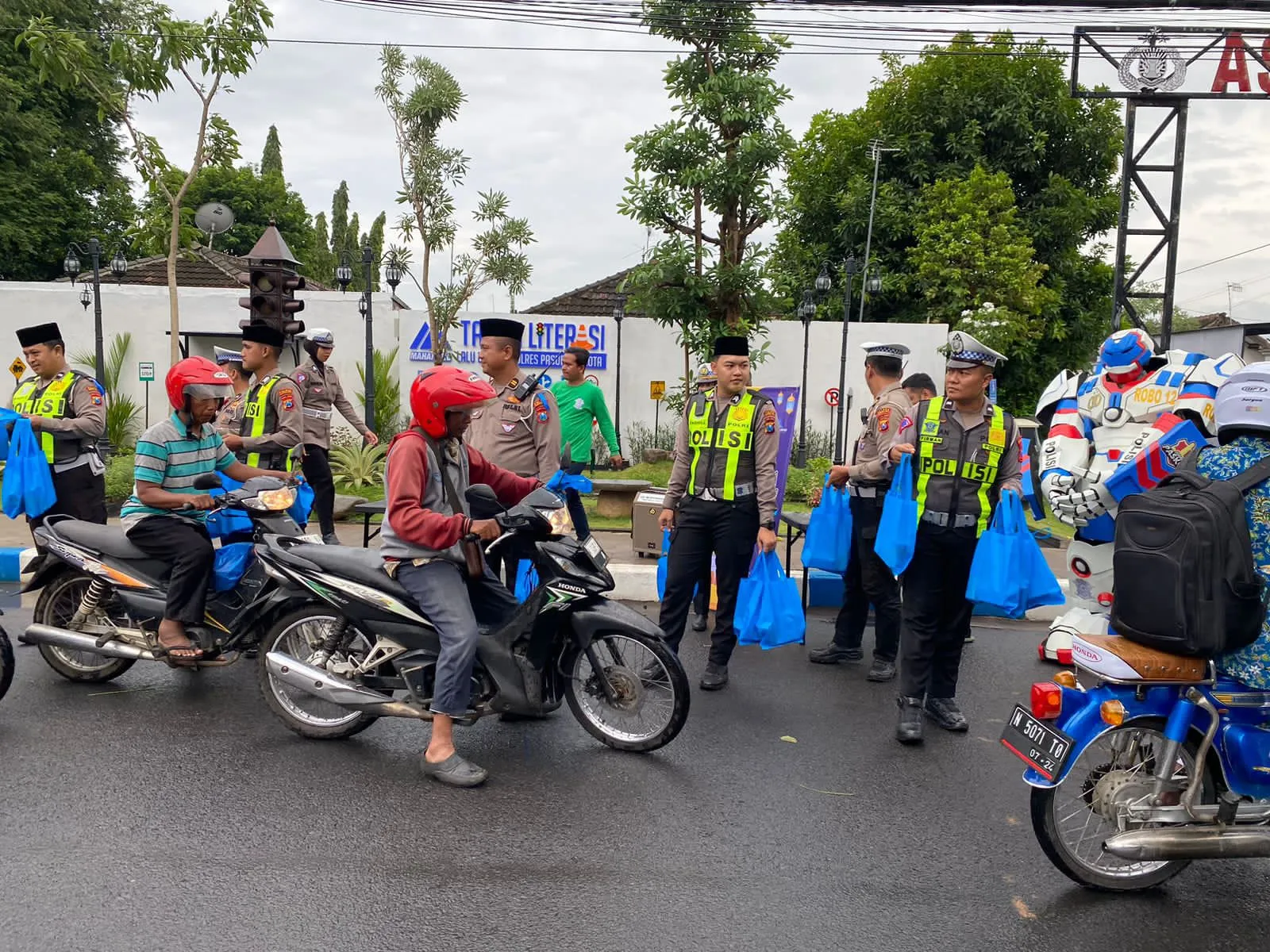 Sat Lantas Polres Pasuruan Kota Berbagi Takjil Sambil Sosialisasi Etika Berlalu Lintas