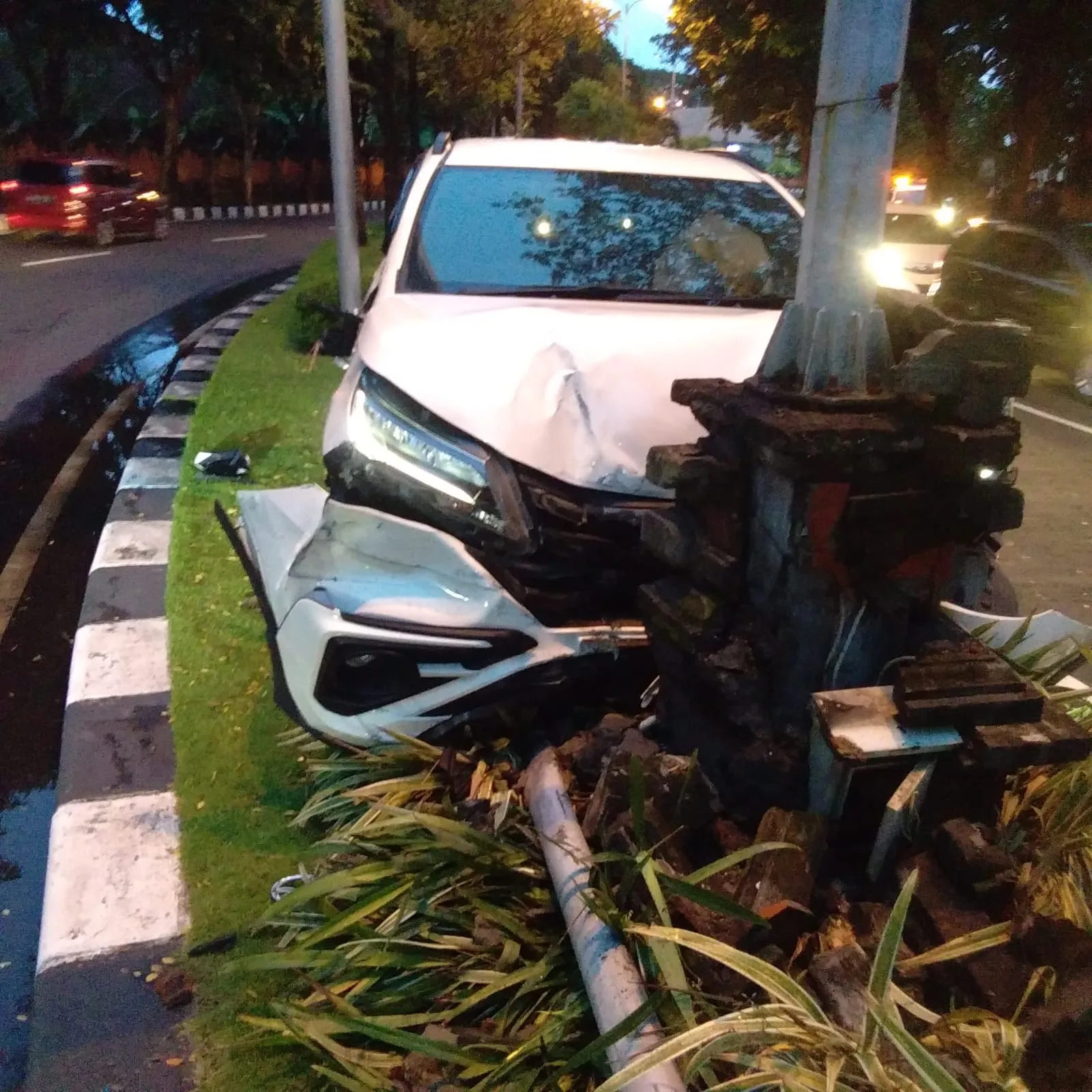 Sopir Diduga Mengantuk Mobil Rush Mengalami Laka Lantas Tunggal di Jalan Bandara Ngurah Rai