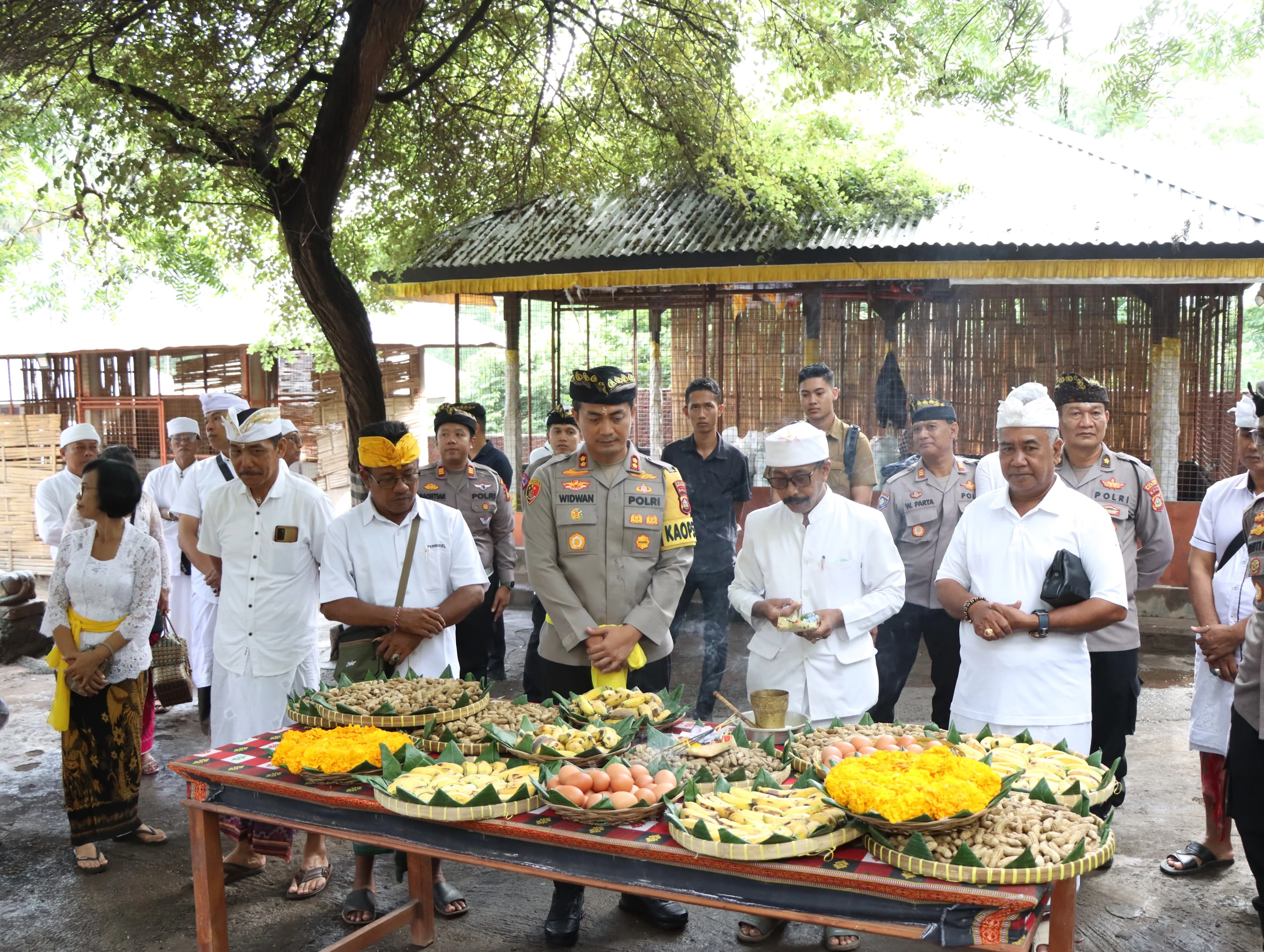 Wanaralaba Kapolres Buleleng di Pura Agung Pulaki Kecamatan Gerokgak
