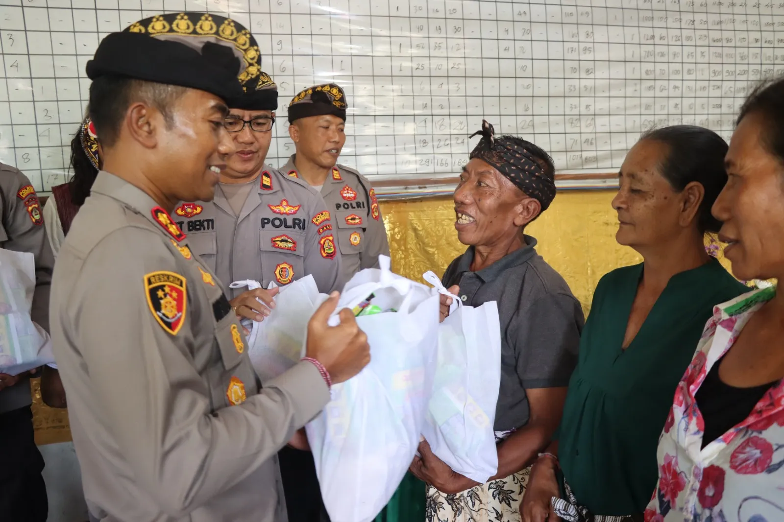 Jumat Berkah Kapolres Karangasem Serahkan Sembako Kepada Warga