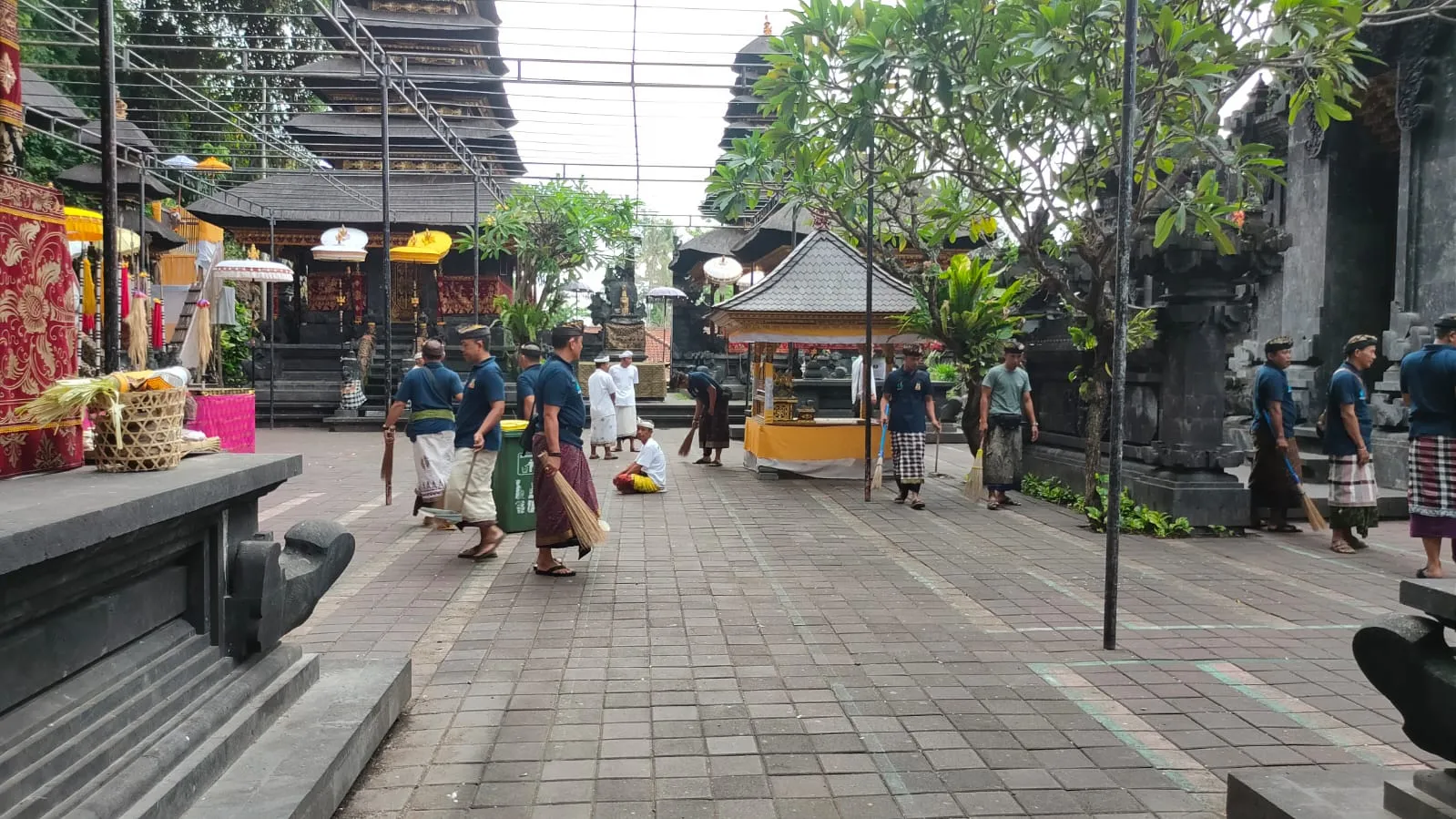 Menjelang Piodalan di Pura Goa Lawah Polsek Dawan Ngayah Mereresik