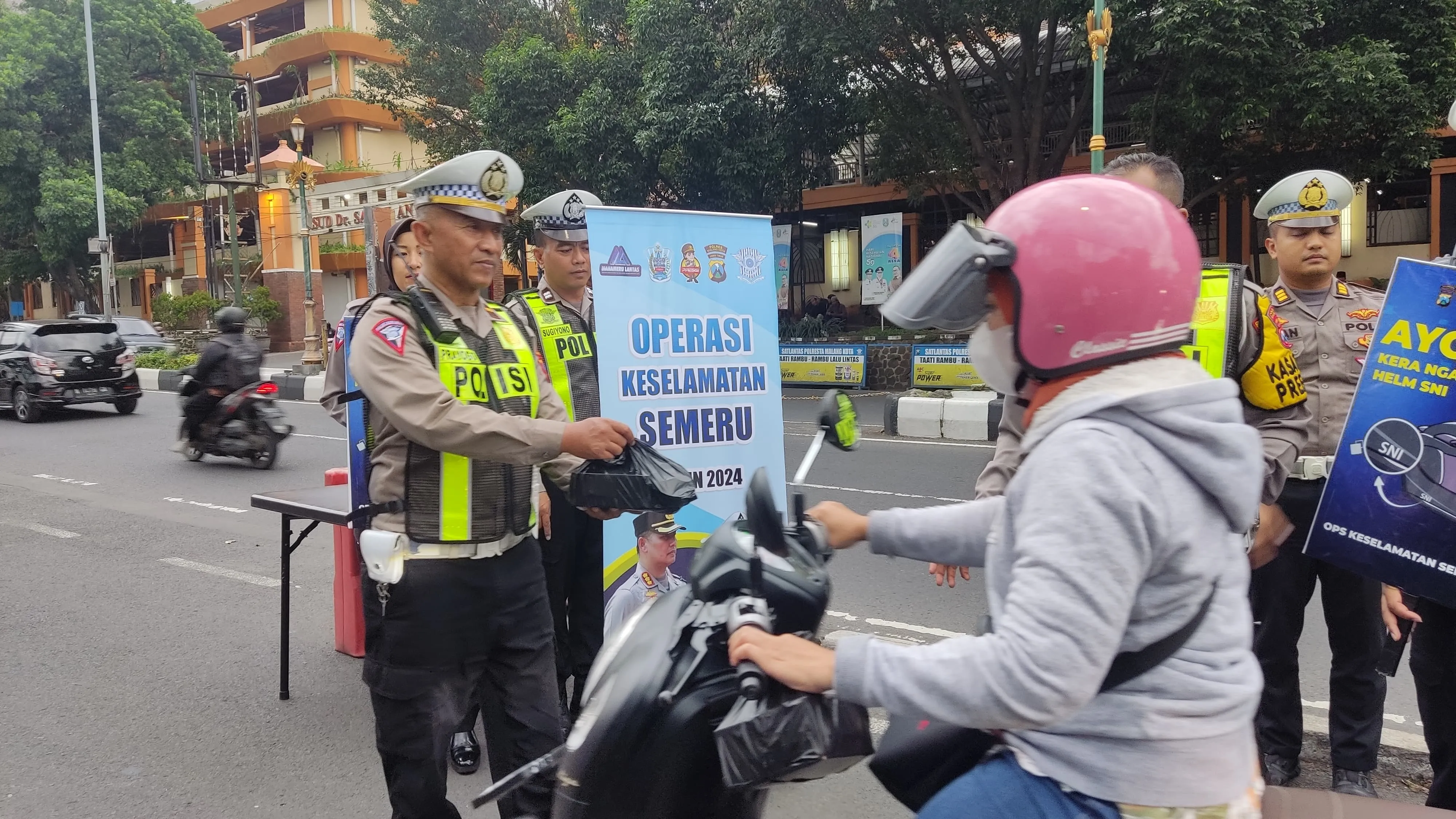 Ops Keselamatan Semeru 2024 di Bulan Ramadhan Polresta Malang Kota Berbagi Takjil Ajak Pengendara Tertib Lalin
