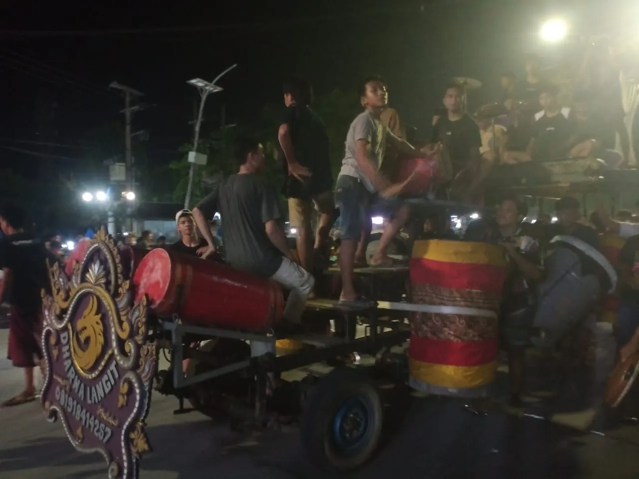 Menjelang Saur, Masyarakat kota Sampang Menggelar Kesenian Musik Dug Dug di Jalan