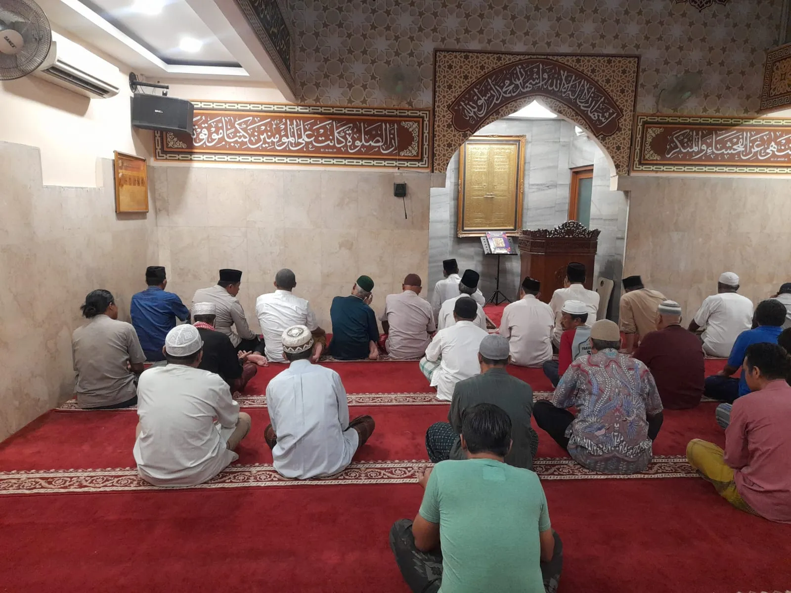 Dalam Rangka Colling System, Bhabinkamtibmas Kelurahan Palmeriam Gelar Sholat Tarawih 
