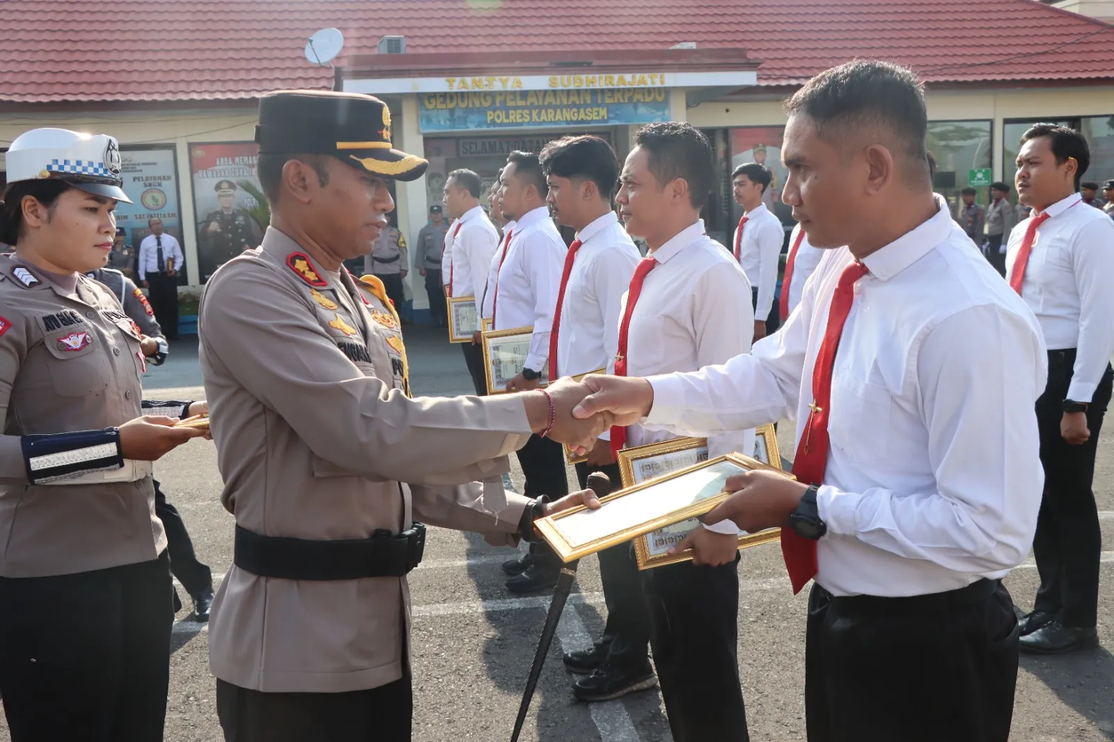 Kapolres Karangasem Pimpin Upacara Pemberian Penghargaan Untuk Personel Satuan Satresnarkoba