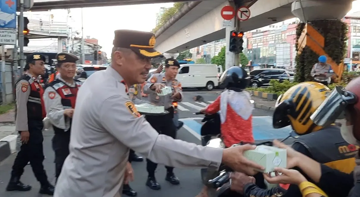 Di Bulan Ramadhan Polsek Matraman Bagikan Ratusan Takjil Untuk Pengguna Jalan