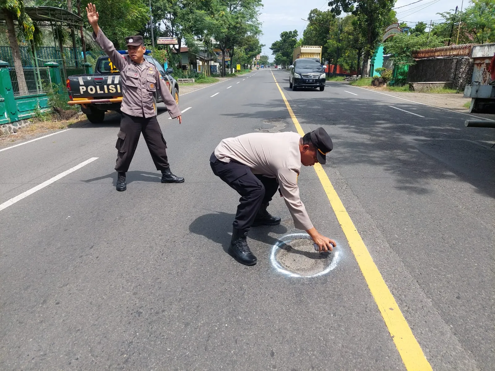 Cegah Laka Lantas, Polres Nganjuk Tandai Jalan Berlubang di Wilayahnya Dengan Cat Putih