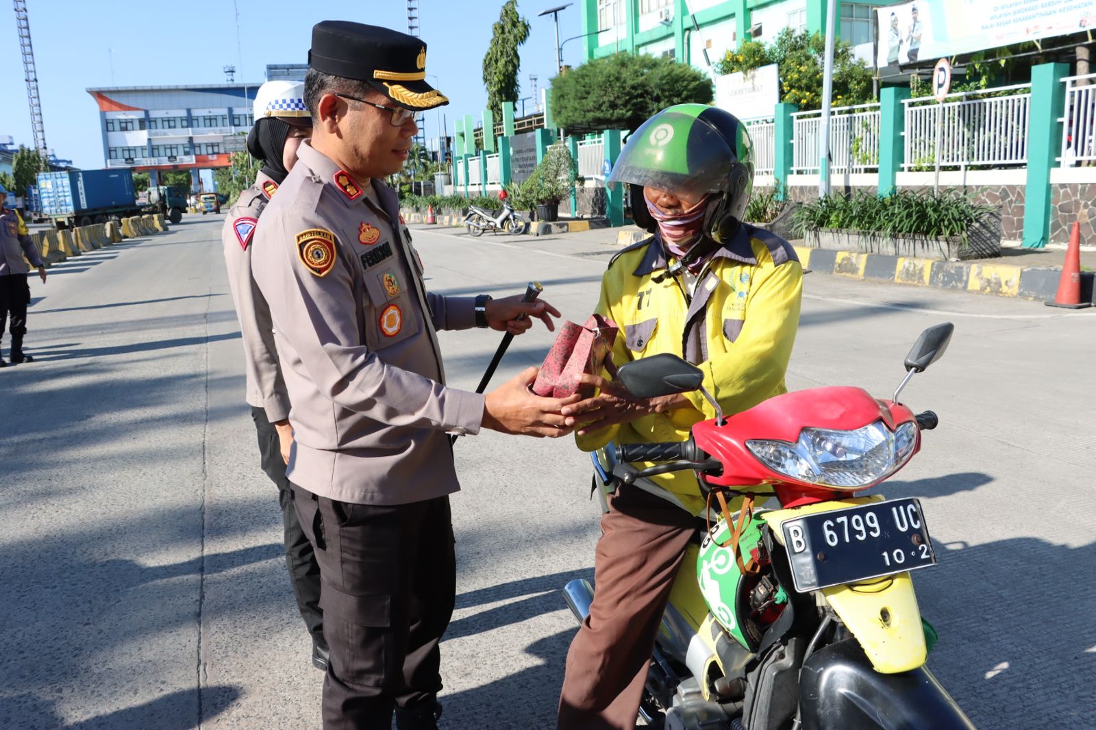 Ramadhan Peduli Polres Pelabuhan Tanjung Priok Bagikan Takjil Gratis