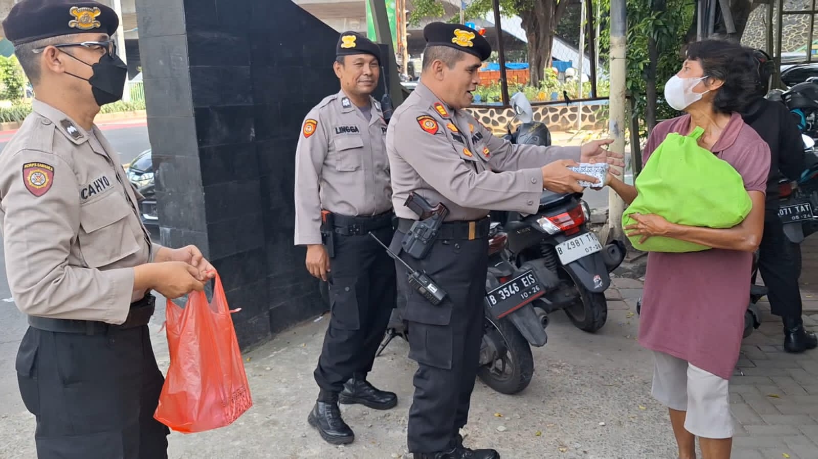 Polisi Bagikan Takjil Kepada Pengguna Jalan di Jl.Otista Raya